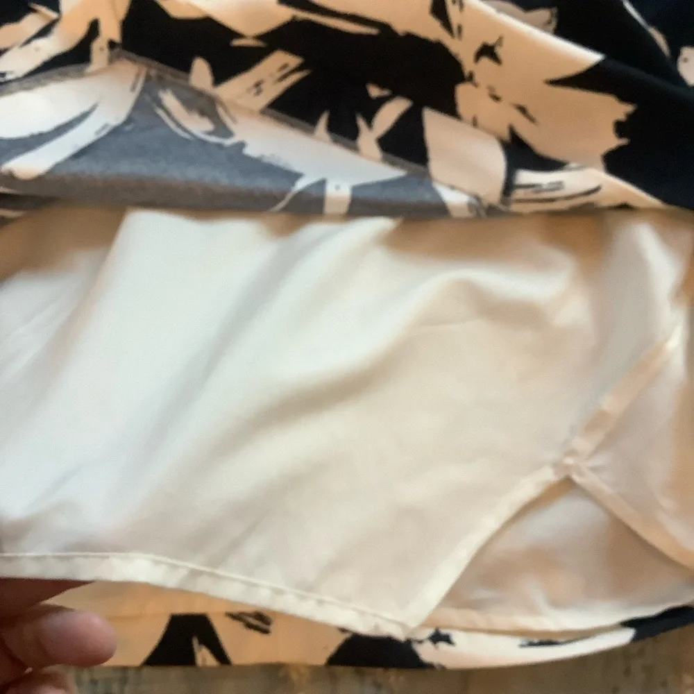 Banana Republic Black White Lined Tulip Skirt Size 2 Front Slit Like New